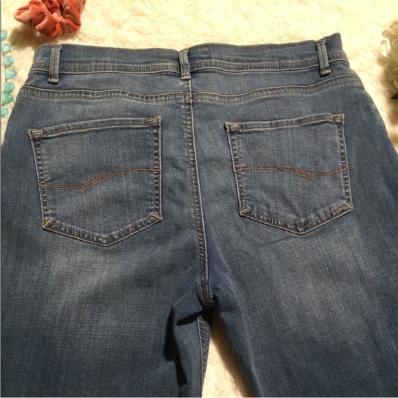 Lee | Modern Series | Sz 12 Distressed Med Rinse Cropped Jeans - Picture 13 of 15